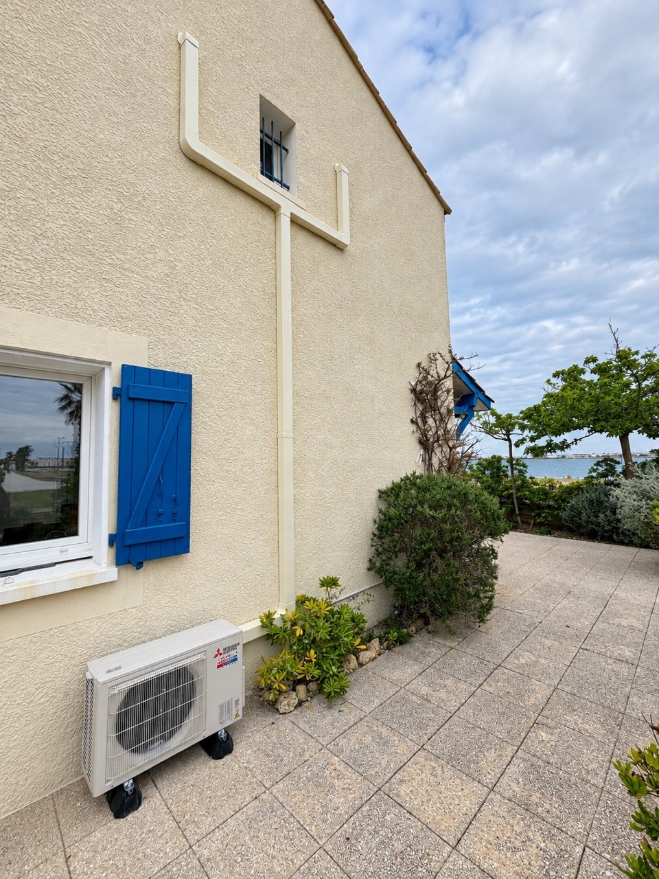 Groupe extérieur · Au pied de la façade