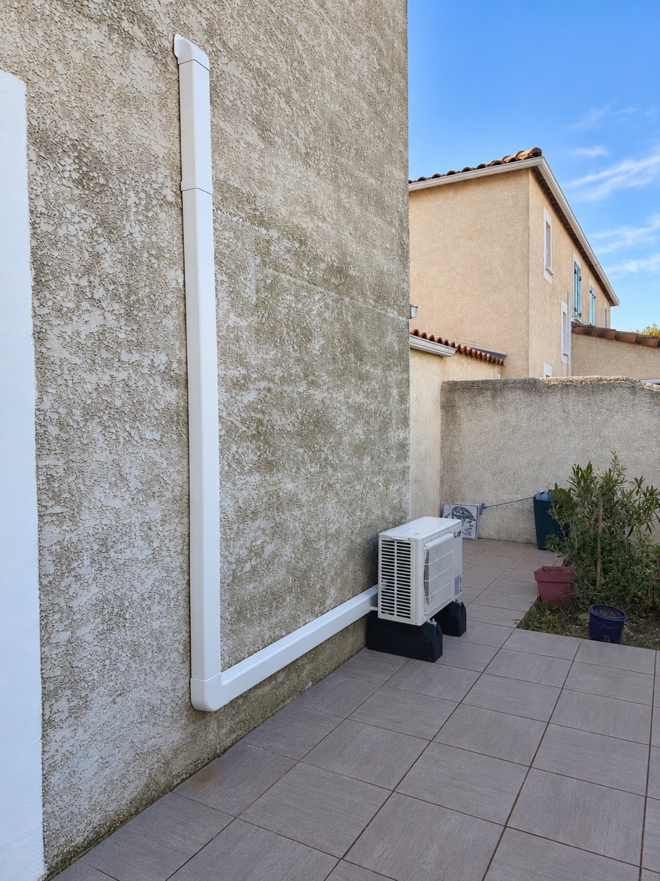 Groupe extérieur · Sur terrasse, liaisons en goulotte