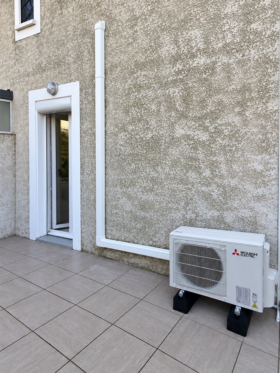 Groupe extérieur de pompe à chaleur sur une terrasse
