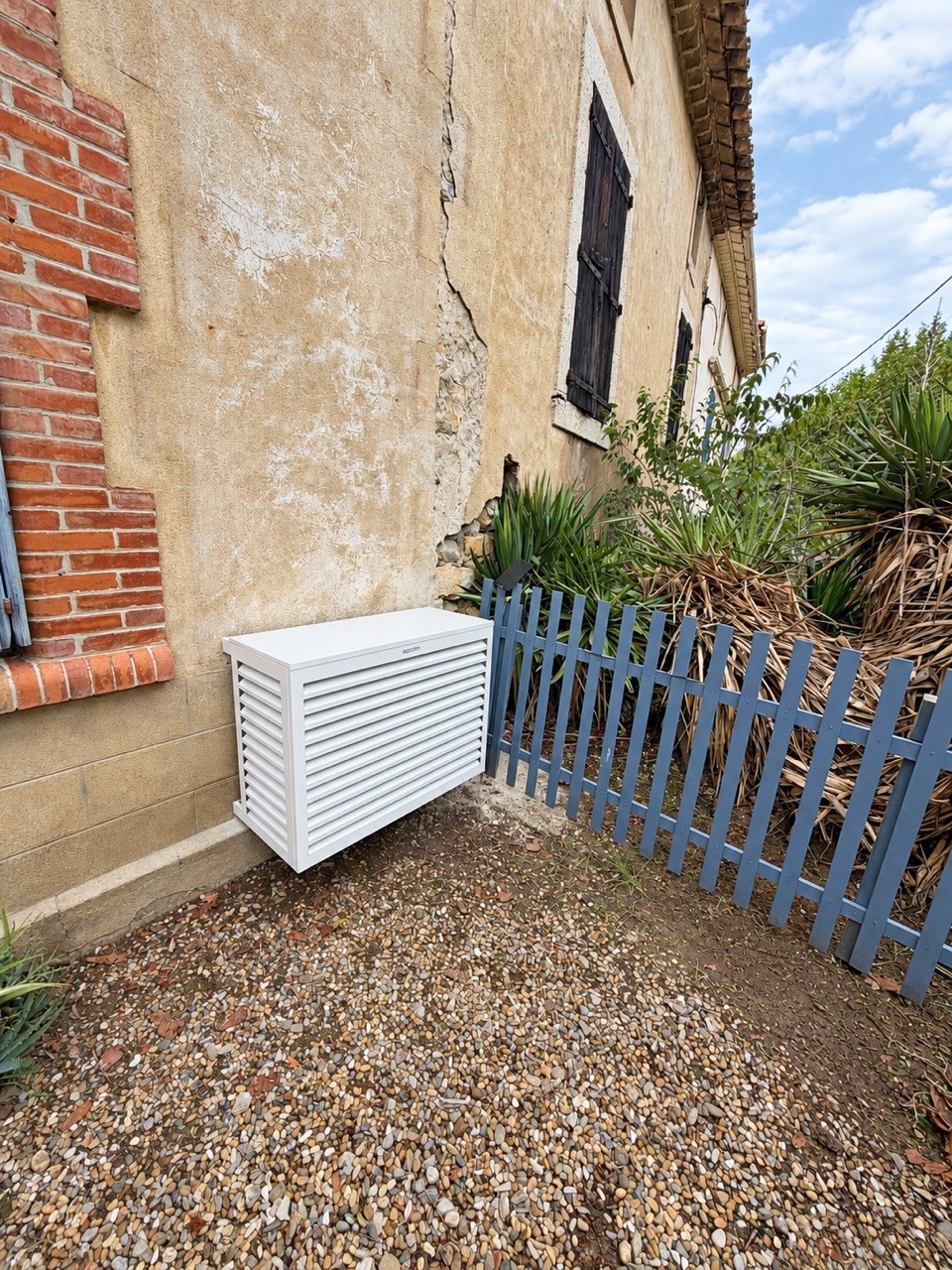 Le même groupe habillé d’un cache blanc